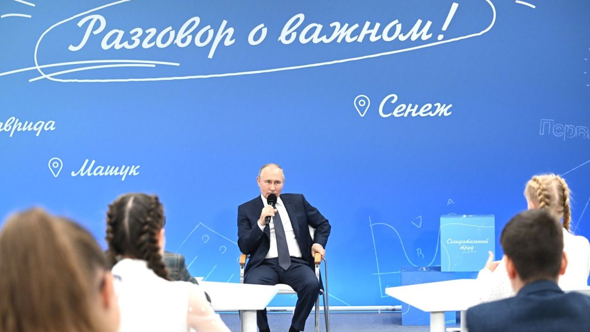 Бийская школьница поучаствовала в "Разговоре о важном" с Владимиром Путиным
