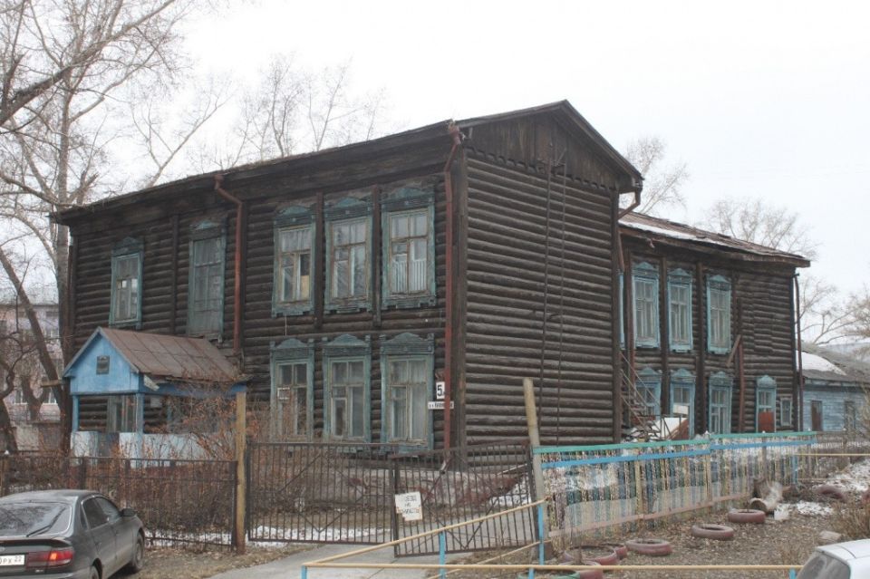 Что за историческое здание прозябает на проспекте Калинина в Барнауле. Фото