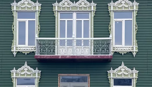 Что за историческое здание прозябает на проспекте Калинина в Барнауле. Фото