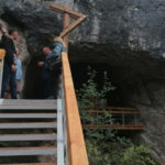 Роскошную лестницу из натуральной лиственницы построили перед Денисовой пещерой