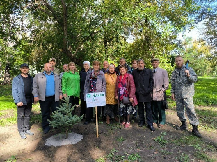 Службе защиты леса — 85! В честь юбилея в парке Барнаула «Изумрудный» заложили памятную аллею