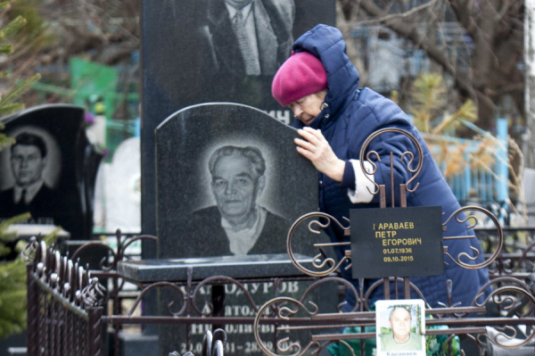 Старались не грустить и не ленились. Как барнаульцы провели Родительский день — фоторепортаж altapress.ru